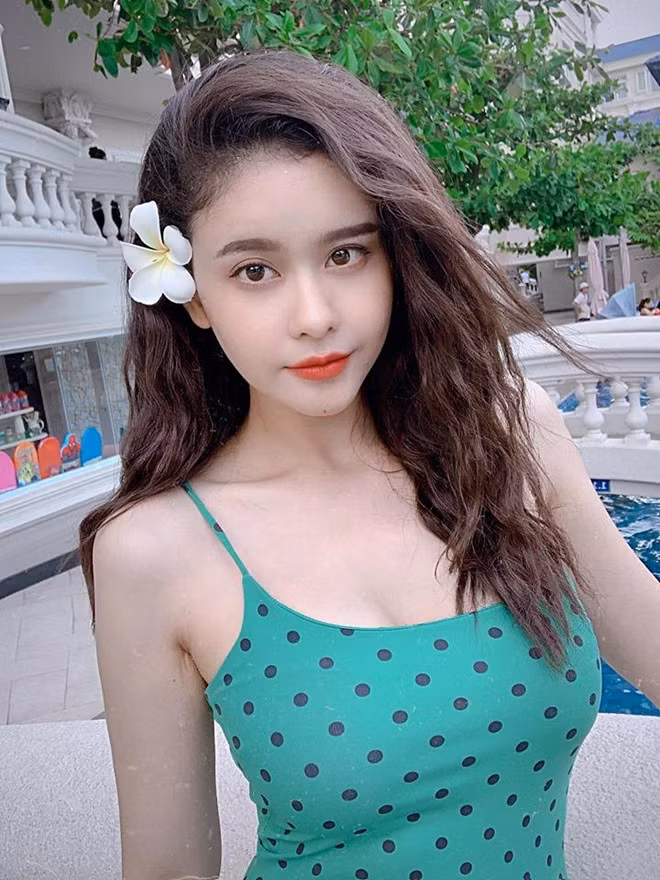 Ngay cả ngày thường, Trương Quỳnh Anh cũng thích chọn những trang phục sexy, thậm chí thoải mái diện bikini hút mắt và chụp hình khoe lên trang cá nhân.
