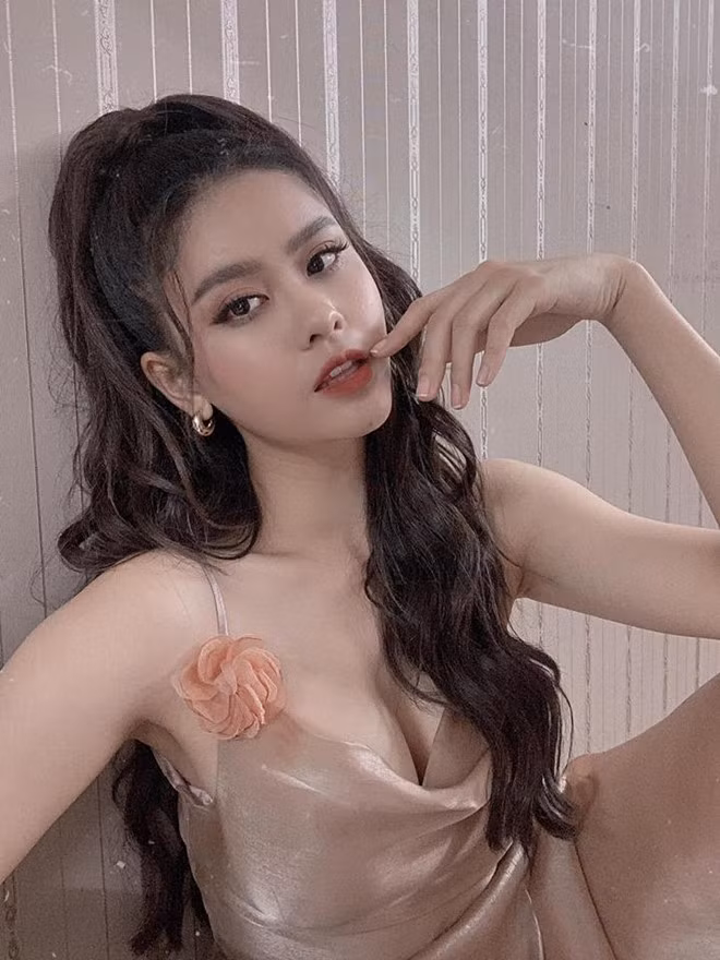 Được biết, để có được nhan sắc, hình thể thon gọn như hiện tại, bà mẹ 1 con rất chăm chỉ tập yoga, sexy dance.