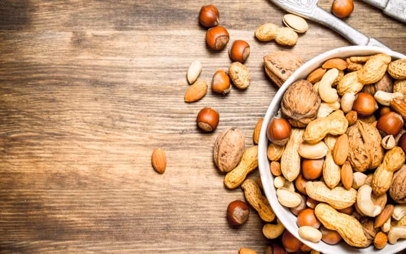 Các loại hạt: Ăn các thực phẩm giàu năng lượng như các loại hạt và bơ hạt sẽ giúp người mắc bệnh tắc nghẽn phổi mãn tính kiểm soát được căn nặng, duy trì cân năng ở mức ổn định.