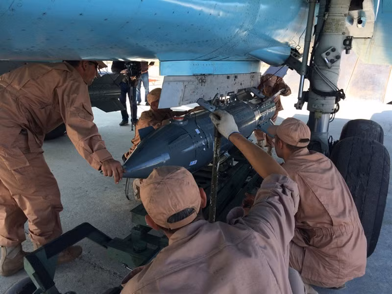 Su-34 được trang bị 1 pháo hàng không tự động GSh-30-1 cỡ 30 mm (cơ số đạn 150 viên), 12 điểm treo (8 điểm dưới cánh và 4 dưới thân) để lắp các loại vũ khí có tổng trọng lượng đến 8 tấn.