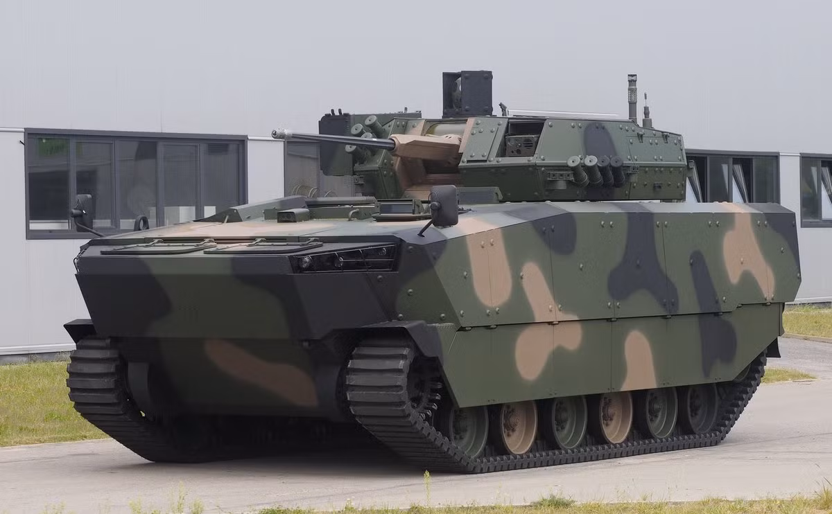 Sự thay đổi năm 1989 và triển vọng Ba Lan gia nhập NATO đã thúc đẩy cuộc tranh luận về các lựa chọn hiện đại hóa BMP-1, vào thời điểm đó, đã gần 30 năm tuổi. Các cuộc thảo luận liên quan đến yêu cầu khả năng đổ bộ “lưỡng cư”, mức độ bảo vệ, khả năng tác chiến chống tiếp cận, và tự do hoạt động trong các vùng có hồ nước, xu hướng toàn cầu trong thiết kế IFV... đã được đề cập khi bàn về hiện đại hóa các đơn vị cơ giới của Lục quân Ba Lan. Nhiều dự án đã được đề nghị tuy nhiên không được chấp nhận do không đáp ứng đầy đủ các yếu tố.