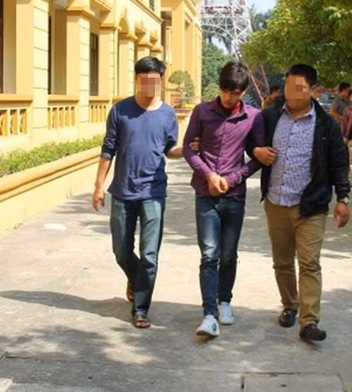 Hàng chục các đối tượng thuộc diện tình nghi được Công an triệu tập để phục vụ cho công tác điều tra, làm rõ. Sau nhiều ngày tiến hành sàng lọc, cơ quan chức năng nhận thấy đối tượng Phạm Minh Vương (SN 1998, trú tại thôn Thượng, xã An Đổ) là nghi can nổi cộm. Điều đáng nói, thời điểm đó Vương chỉ là một cậu học sinh lớp 12 với vẻ ngoài thư sinh và khá nhút nhát. Khi bị cơ quan điều tra bắt giữ, Vương đang lẩn trốn tại nhà người thân ở Hà Nội.