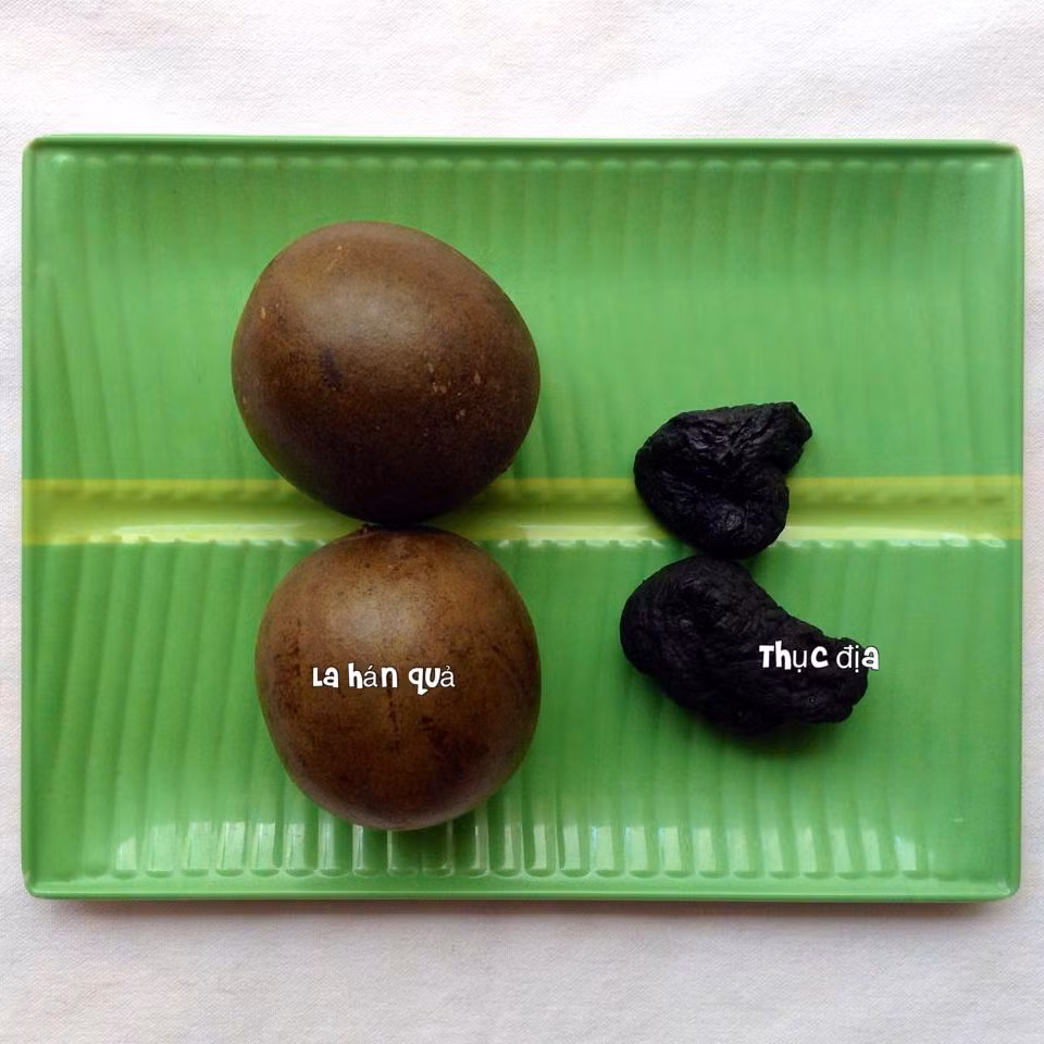 Bạn có thể dễ dàng mua thục địa và quả la hán ở các hiệu thuốc bắc. 