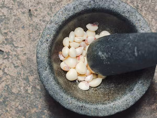 Nước ép tỏi: Đập dập 3-4 tép tỏi cho vào nước, đem đun sôi rồi để nguội ở nhiệt độ phòng. Bạn có thể thêm vài giọt dầu dừa vào dung dịch này rồi thoa đều lên da đầu và ủ tóc trong vòng 10 phút trước khi gội sạch bằng nước lạnh. Đây là cách giúp tóc mọc rất nhanh.