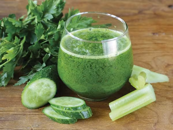 Nước ép dưa chuột: Không chỉ có tác dụng dưỡng da, nước ép dưa chuột còn rất tốt cho tóc. Hãy ủ tóc với nước ép dưa chuột trong khoảng 6 phút, bạn sẽ thấy tóc mượt hơn. Cách này cũng giúp tóc mọc nhanh hơn. 