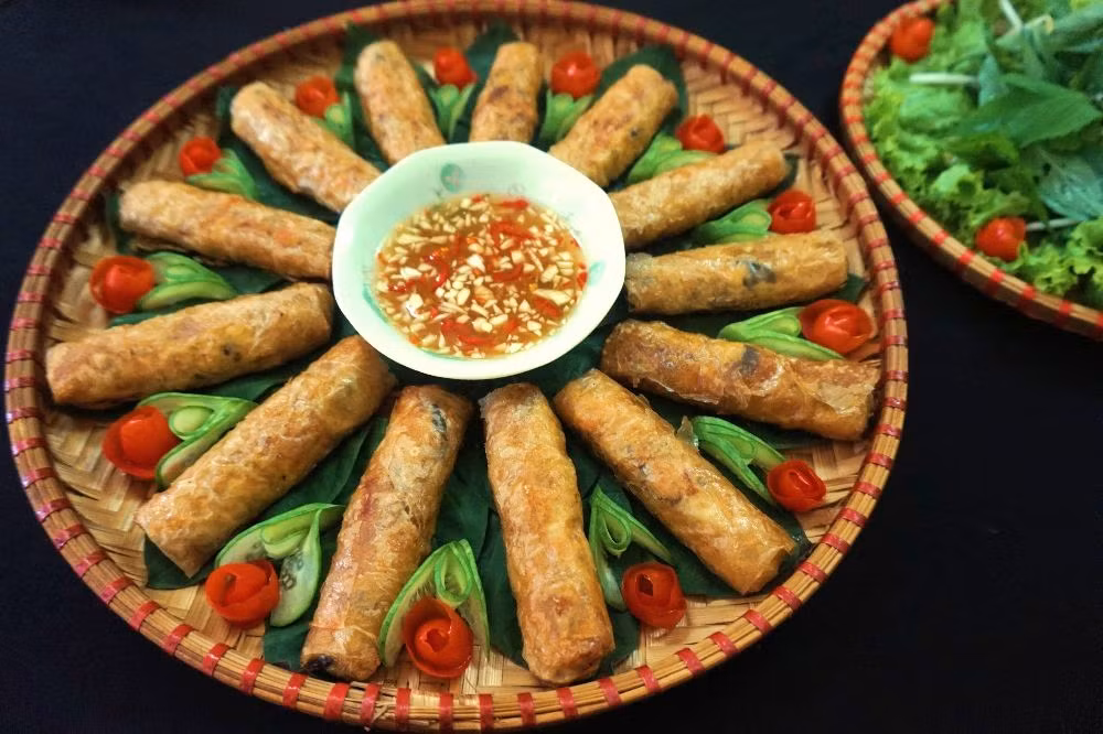 Để vỏ nem giòn và có màu đẹp: Bạn hòa hỗn hợp bao gồm một thìa đường nhỏ trộn với hai thìa dấm, vuốt nhẹ hỗn hợp này lên vỏ nem trước khi đem rán.