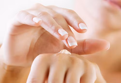Ngoài ra, dâu tằm còn có tác dụng chữa vết bỏng rất tốt. Hãy chọn những quả dâu chín tươi, ép lấy nước sau đó bôi, rửa, đắp vào vết bỏng, trong vòng 1 tuần sẽ thấy tác dụng bất ngờ. 