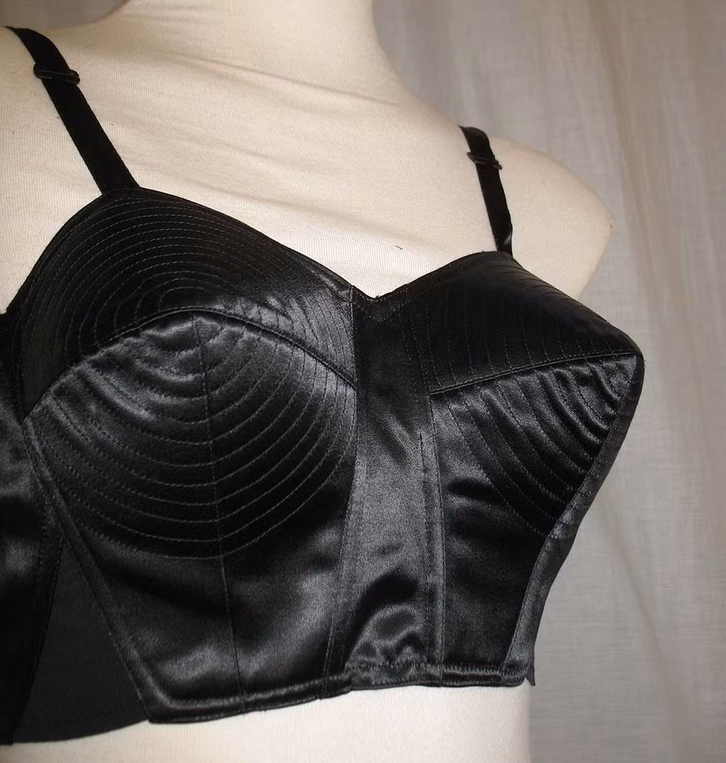 Mẫu áo ngực thời trang này được lăng xê hot hòn họt nhờ những người mẫu, ca sĩ nổi tiếng thường xuyên mặc nó bên trong những chiếc đầm, áo len bó sát.