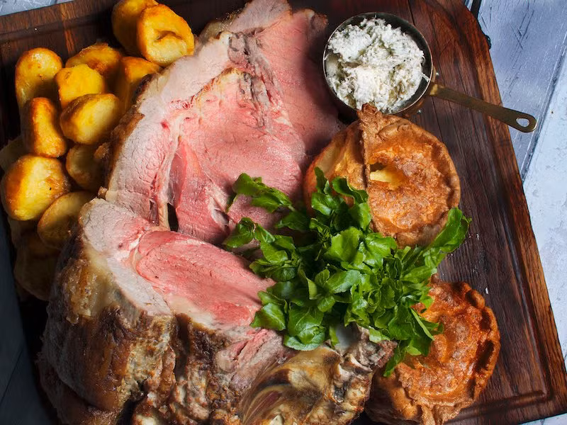Món thịt gia súc nướng ở London, Anh. Đây là món ăn yêu thích của người London và mỗi dịp cuối tuần. Món này thường được chế biến từ thịt cừu, bò, lợn.