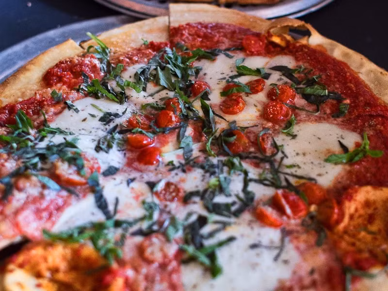 Món Pizza Margherita là món ăn nhanh nổi tiếng và được yêu thích của Chicago bạn cũng không nên bỏ qua. Điểm đặc biệt của loại bánh này là có rất nhiều hương vị thơm ngon khác nhau.