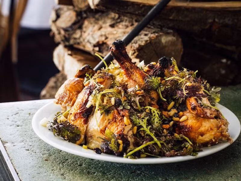 Còn đây là gà nướng kết hợp với salad và bánh mỳ nổi tiếng ở San Francisco.