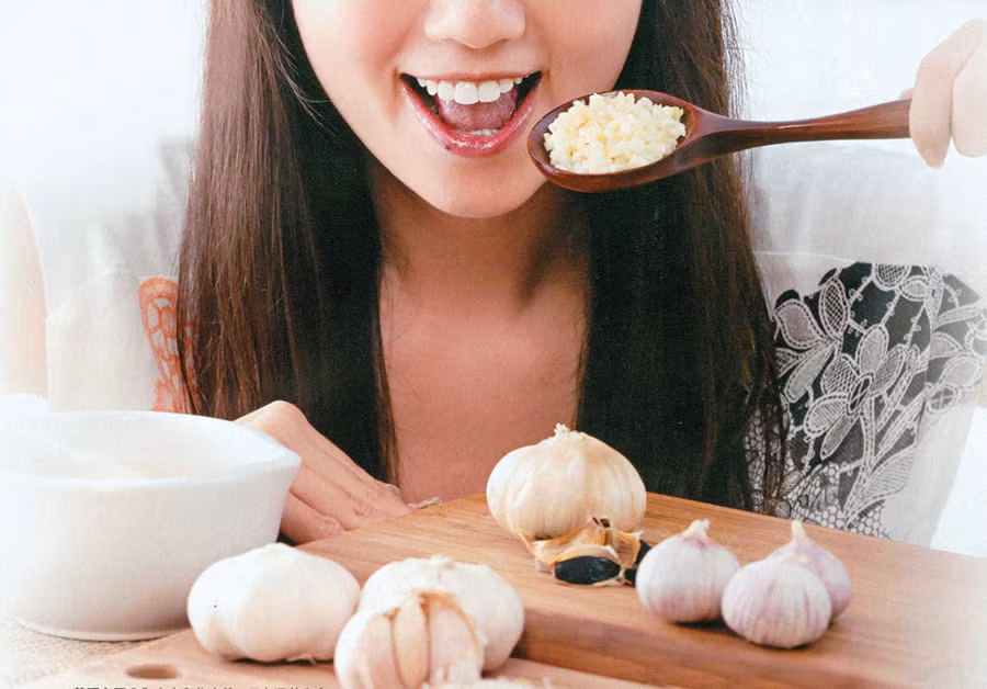 Nghiên cứu đã chứng minh: những người phụ nữ ăn nhiều tỏi mỗi ngày sẽ có nguy cơ mắc các bệnh viêm nhiễm phụ khoa thậm chí là ung thư thấp hơn rất nhiều so với những người ít ăn tỏi hoặc không ăn tỏi. Ảnh: Điều trị viêm gan. Kênh 14. 