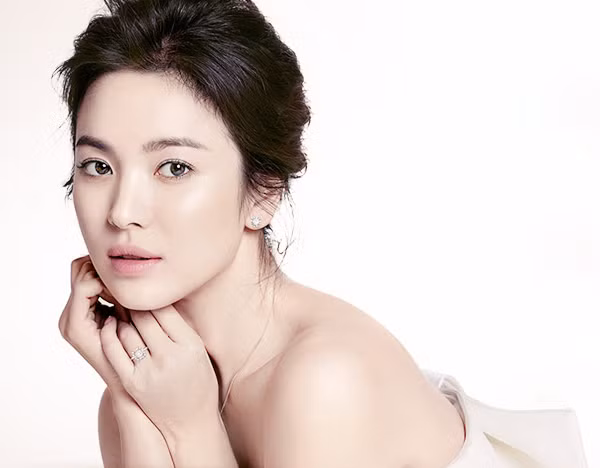 Mỗi buổi tối, trước khi đi ngủ cô nàng thường trộn 1 lòng trắng trứng gà và một thìa mật ong nguyên chất rồi đắp lên mặt. Mặt nạ mật ong lòng trắng trứng có thể làm sạch bụi bẩn trong lỗ chân lông, giúp da ẩm mượt, mềm mại.