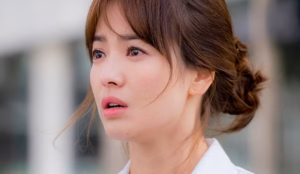 Đá lạnh cũng là một trong những bí quyết để làm se nhỏ lỗ chân lông, nâng cơ, làm da săn chắc của Song Hye Kyo.