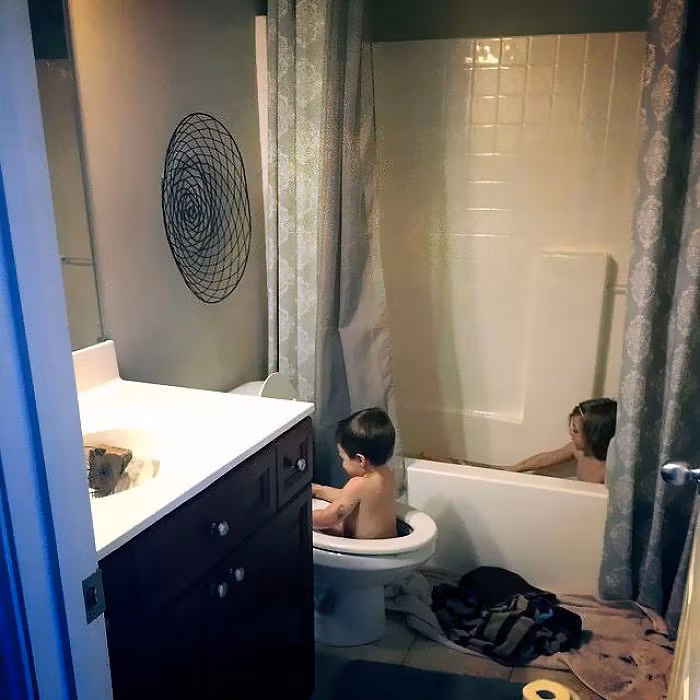 Tắm trong bồn cầu quả là một trải nghiệm có 1-0-2 trong cuộc đời.