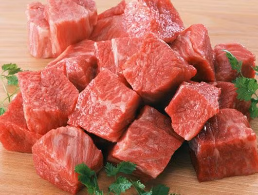 Nguyên liệu món này cũng rất đơn giản gồm: thịt bò, củ sen, ngô ngọt, bông cải xanh, cà chua, gừng, gia vị… Món ăn cùng rằm này nấu bình thường như hằng ngày vẫn chuẩn bị nhưng lưu ý: thịt bò thái miếng chứ không xay nhuyễn. Ảnh: Dân việt. 