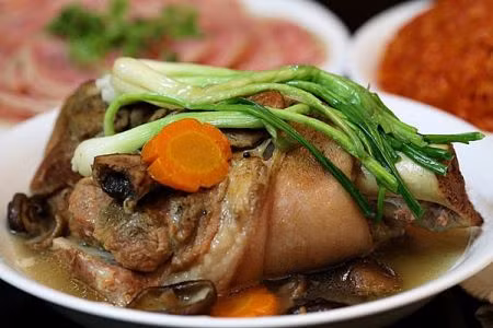 Chân giò hầm nấm: Món ăn này đòi hỏi khá cầu kì, nguyên liệu cần có gồm: 1 cái chân giò, nấm hương, hạt sen, cà rốt, hoa hồi, bột quế, hành khô, hành lá… Ảnh: Nấu ăn. 