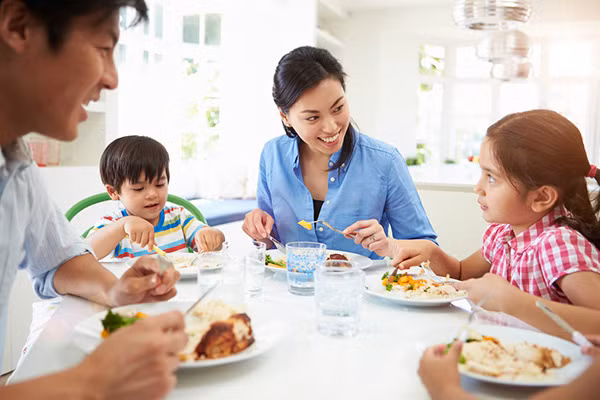 Cho bé được ăn cùng mâm với mọi người trong gia đình, tự xúc và tự chọn món ăn để tạo sự phấn khởi, vui vẻ giúp bé hào hứng với bữa ăn hơn. Hãy là những bà mẹ thông thái và chăm con theo khoa học. Ảnh: Nutifood.