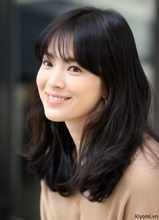 Năm 2016 Song Hye Kyo tái xuất trong phim "Hậu duệ mặt trời" khi đóng cặp với Song Jong Ki. Tuy đã bước sang tuổi 34, nhưng mái tóc ngang vai thẳng tự nhiên cùng mái thưa với hai mai để dài trở thành trào lưu mới cho các của fan khắp Châu Á.