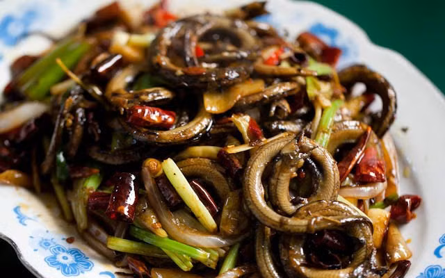 Ngoài ra, trong thịt lươn có một loại ấu trùng ký sinh rất dai và chịu được nhiệt độ cao. Nếu bạn ăn thịt lươn sống hoặc chưa nấu chín dễ dàng nhiễm phải. Ảnh: Amthuc3mien.
