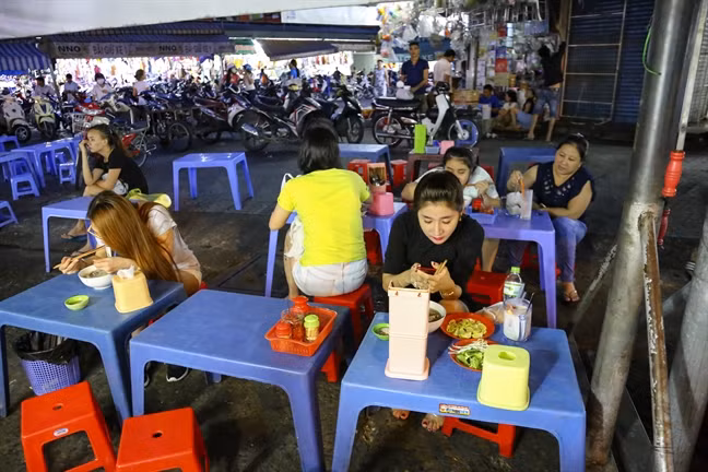 Thực khách ở đây chủ yếu là các bạn trẻ, thời điểm đông khách nhất là khoảng từ 20 giờ đến 22 giờ, đặc biệt vào những ngày cuối tuần lượng khách tăng gấp đôi.