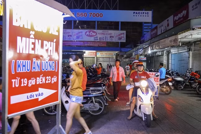 Ban quản lý chợ Phạm Văn Hai cũng có một bãi đậu xe miễn phí cho thực khách đến tham quan ăn uống tại đây, thời gian giữ xe từ lúc 19 giờ đến 23 giờ hằng ngày.