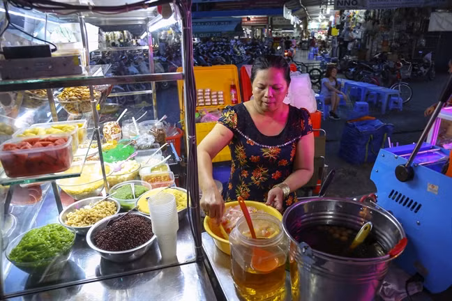 Khung cảnh chợ hàng rong chủ yếu bán mặt hàng thức ăn như bún, phở, cơm... và thức uống giải khát như sinh tố, trà sữa,... nên thu hút rất đông thực khách.
