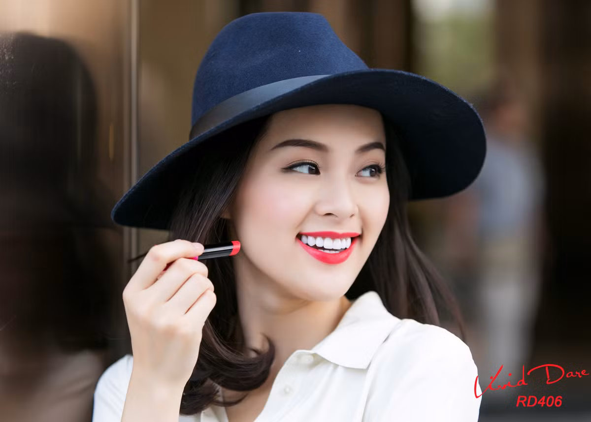 Hạ Vi chia sẻ: dưỡng ẩm da trước khi trang điểm là một trong những bí quyết để làm da luôn khỏe khoắn và căng mọng. Đồng thời da sau khi được dưỡng ẩm sẽ giúp cho lớp trang điểm tự nhiên hơn rất nhiều. Ảnh: Blog công sở. 