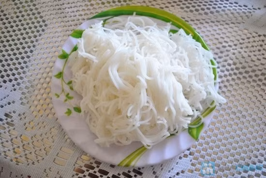 Cuối cùng là quét mật ong lên da để khi nướng da gà nhìn vàng rộm hấp dẫn hơn. Gà nướng nguyên con có thể ăn kèm với cơm trắng hay bún đều được. Ảnh: bún nguyễn bính.