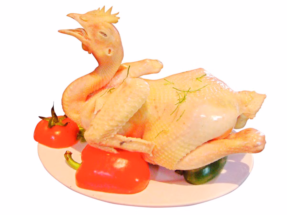 Nguyên liệu: gà 1 con, mật ong, đường, ngũ vị hương, nước mắm, dầu ăn, ớt, xả, tỏi… Ảnh: Biggreen.