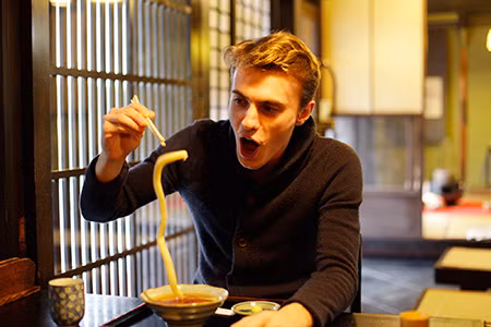 Du khách phương Tây cũng rất thích thú tìm thưởng thực mỳ udon một sợi của Nhật.