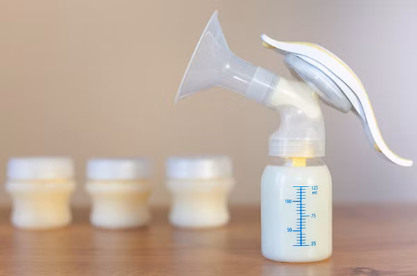Việc nhiều bà mẹ Việt dùng sữa mẹ nhỏ trực tiếp vào mắt và mũi của trẻ có thể dẫn đến rất nhiều rủi ro, nguy cơ nhiễm trùng vì sữa mẹ sẽ tạo môi trường tốt cho vi khuẩn sẽ có cơ hội phát triển ... Ảnh: Sống khỏe.