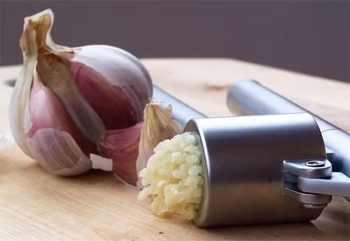 Ăn tỏi khi đói rất tốt cho đường ruột: Nếu bạn gặp các vấn đề ở hệ tiêu hóa, chán ăn và ăn không thấy ngon miệng thì trước bữa ăn hãy ăn một tép tỏi sống. Ảnh: Sống khỏe.