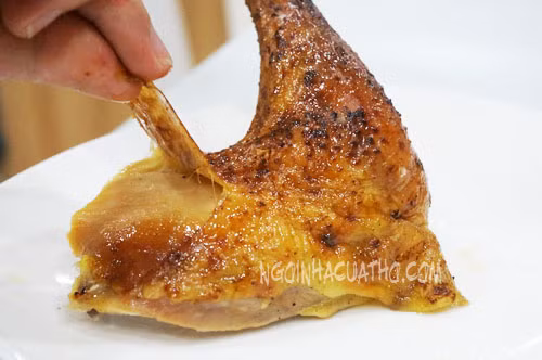 Ngoài ra, da gà còn là nơi chứa các bạch huyết giải độc, tất cả độc tố và chất tăng trọng trong chăn nuôi đều tập trung ở da gà, lớp mỡ phía dưới da gà vì vậy ăn quá nhiều da gà không tốt cho sức khỏe. Ảnh: Ngôi nhà của thỏ.