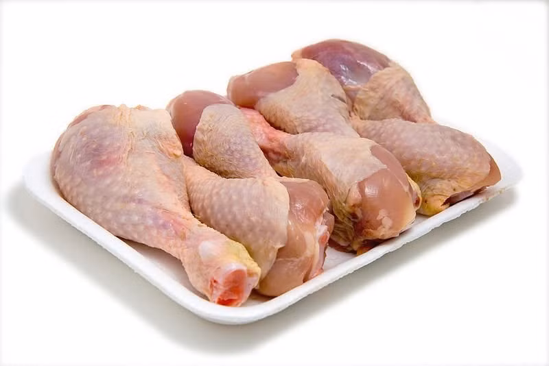 Ngoài ra, cần lưu ý một số vấn đề khi lựa chọn thịt gà phải rõ nguồn gốc xuất xứ, trước khi chế biến phải sơ chế thật sạch và nấu thịt gà phải chín kĩ mới được ăn để tránh gặp phải những vấn đề ngoài ý muốn. Ảnh: Baomoi.