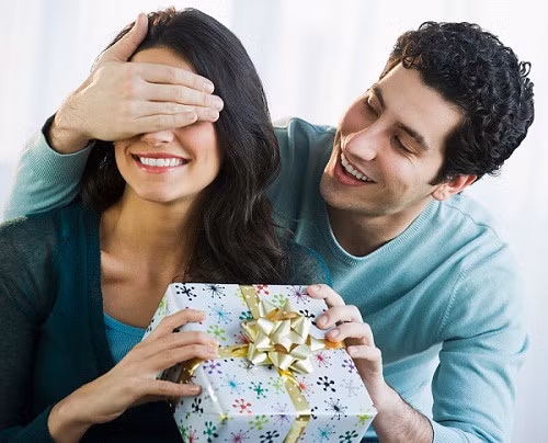 Điều cuối cùng, luôn biết cách tạo bất ngờ: bình thường chúng ta thường tặng quà nhau khi đến các dịp lễ, ngày sinh nhật hoặc một ngày trọng đại nào đó. Tuy nhiên, các ông chồng hãy biết tạo bất ngờ bằng những món quà mà vợ yêu thích để hâm nóng tình cảm bất cứ lúc nào. Ảnh: Báo mới.