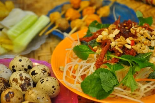 Nếu là người Hà Nội, trong ký ức tuổi thơ của bạn chắc chắn sẽ không thiếu những kỉ niệm về những lần cùng bạn bè lang thang trên phố thưởng thức những món ăn vặt khoái khẩu. Nếu là khách phương xa đến đây, từng được thưởng thức những món ăn này chắc cũng khó quên. Ảnh: Tinny book. 