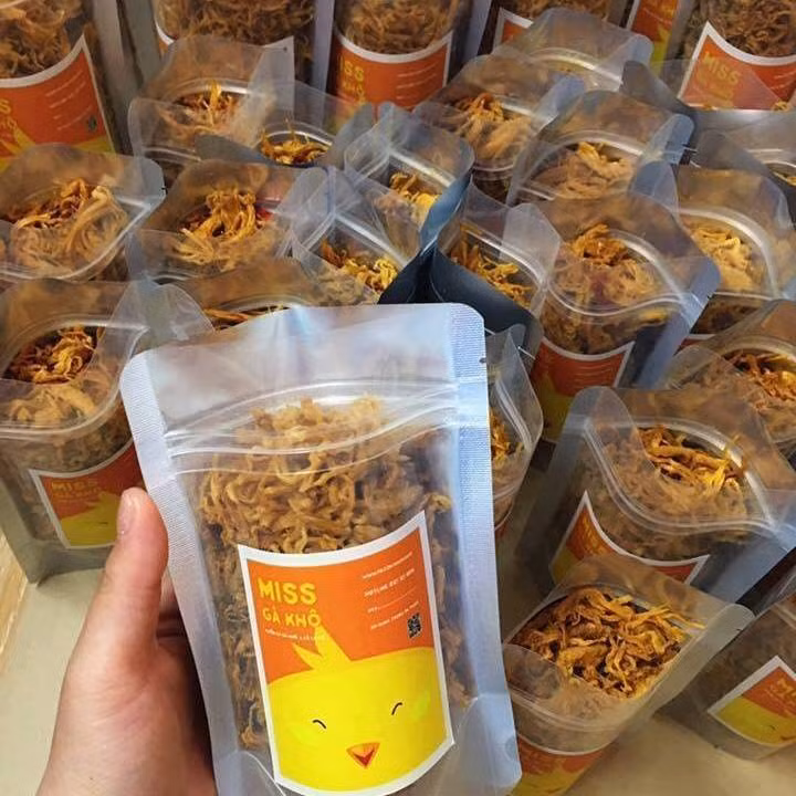 Nếu muốn ăn gà khô xé cay hãy đến Miss gà khô 289 Trần Khát Chân, chỉ cần chuẩn bị khoảng 42 đến 112 nghìn là bạn đã có thể thưởng thức no nê cùng bạn bè.Ảnh: Bachuaviahe. 
