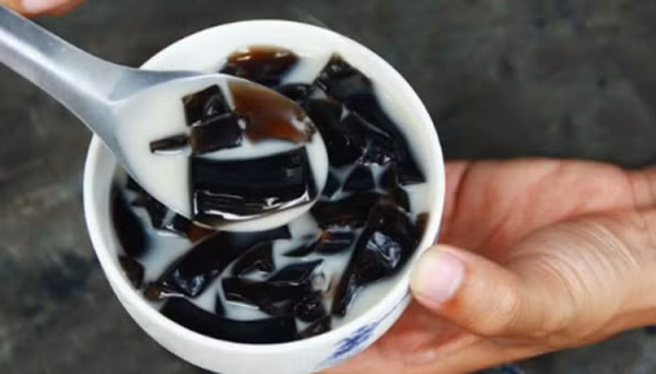 Một số chuyên gia còn cho rằng thạch đen ảnh hưởng đến khả năng hấp thụ protein trong cơ thể. Đối với trẻ em, thạch làm giảm khả năng thèm ăn và hấp thụ chất dinh dưỡng. Ảnh: Songkhoe.