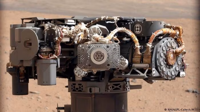 Một cánh tay của Curiosity. Bộ phận này mang theo quang phổ kế, có khả năng phân tích các thành phần hóa học và trạm nghiên cứu thời tiết có thể đo nhiệt độ, áp suất không khí, phóng xạ, độ ẩm và tốc độ gió. Phần quan trọng nhất của Curiosity thiết bị nghiên cứu hóa học có khả năng phân tích chi tiết các chất hữu cơ.