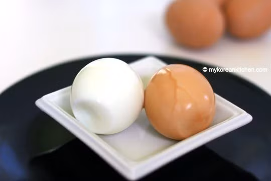 Sau 2h bạn rửa sạch trứng sau đó cho vào nồi áp suất điện, hòa tan muối cùng cốc nước vào nồi rồi cắm điện, bật nồi hẹn giờ nấu trong khoảng 50 phút rồi chuyển sang chế độ ủ thêm 20 phút là có thể sử dụng.