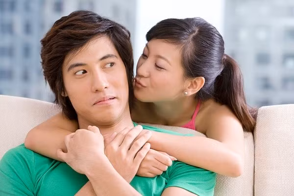 Nam giới bị bệnh yếu sinh lý, rối loạn cương dương có thể uống rượu này trong các bữa ăn, mỗi lần 2 ly nhỏ. Uống đều trong 1 tháng để thấy hiệu quả rõ rệt. Ảnh: Tamsugiadinh. (Thông tin trong bài mang tính chất tham khảo vui lòng hỏi ý kiến bác sĩ khi sử dụng).
