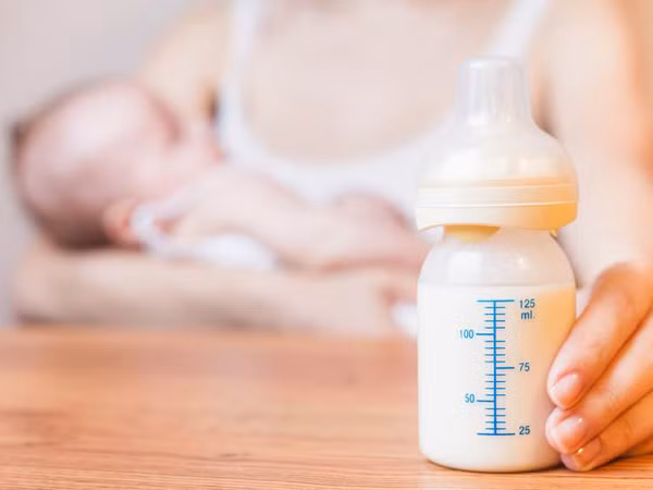 Sữa mẹ sau khi lấy từ tủ lạnh ra ngoài có thể dùng trong vòng 24 tiếng nếu quá thời gian này thì tuyệt đối không nên cho bé bú nữa. Ảnh: Marybaby. 