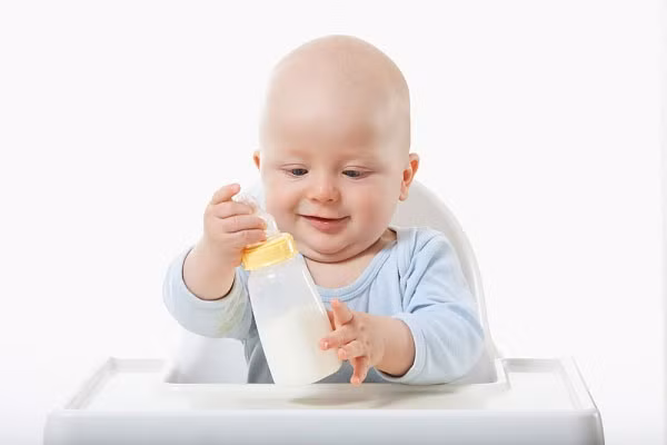 Sữa trữ đông và sữa mẹ vừa vắt ra về tương đối là giống nhau nhưng nếu bé nhạy cảm vẫn có thể phát hiện sự khác biệt vì thế mẹ phải cho bé bú xen kẽ giữa sữa mới và sữa cũ để bé không bị lạ mùi. Ảnh: Siêu thị trẻ thơ. 
