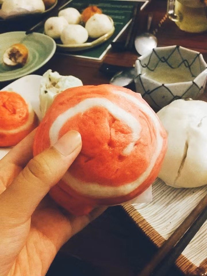 Bánh bao dâu sữa: Nếu ai đã từng đến vua bánh bao tại 83 Hàng Bạc thì chắc chắn bạn sẽ không thể bỏ qua món bánh bao này. Vị ngọt thơm của sữa và dâu hòa quyện vào nhau tạo nên hương vị rất đặc trưng, cuốn hút thực khách trong khi giá lại vô cùng hợp lý chỉ có 7k/chiếc. Ảnh: Monngonhanoi. 