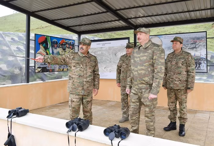 "Tuy vậy quân đội có Azerbaijan có lợi thế về hỏa lực. Ngoài ra, hiện nay cuộc tấn công của Azerbaijan đang tập trung ở hướng Nam, nơi có ưu thế hơn đối phương gấp 12 lần ", chuyên gia Konstantin Sivkov chỉ rõ.