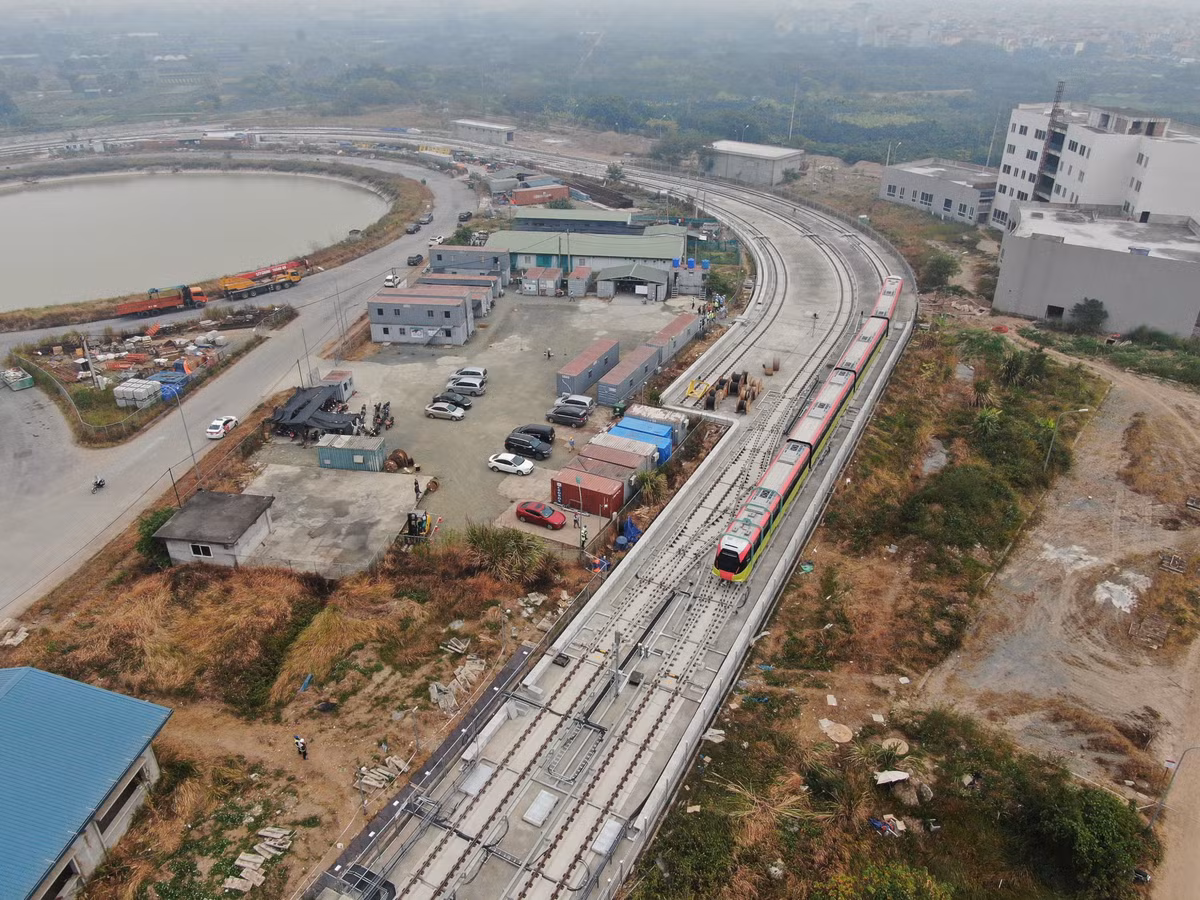 Ngày 22/1, Ban Quản lý đường sắt đô thị Hà Nội (MRB) cho biết, đoàn tàu đầu tiên của tuyến đường sắt Nhổn - ga Hà Nội được đưa từ Depot vào tháng 10/2020, đến nay trải qua giai đoạn thử nghiệm tĩnh tại Depot. Với sự nỗ lực của nhà thầu, tư vấn giám sát và chủ đầu tư, ngày 22/1, đoàn tàu chính thức lăn bánh để bước đến giai đoạn thử nghiệm liên động