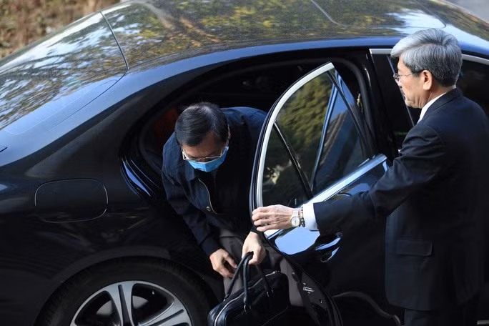 Vi sao cuu Bo truong Vu Huy Hoang den toa khong bi cong tay, di xe Mercedes?