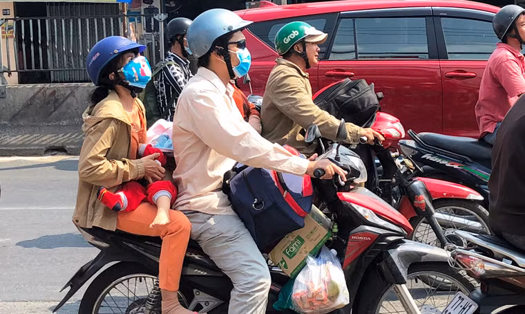 Xe máy của ai cũng treo, chất đầy hành lý.