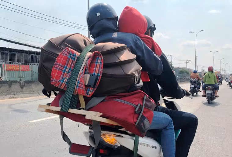Dù mệt mỏi nhưng ai cũng háo hức được về quê đón Tết.